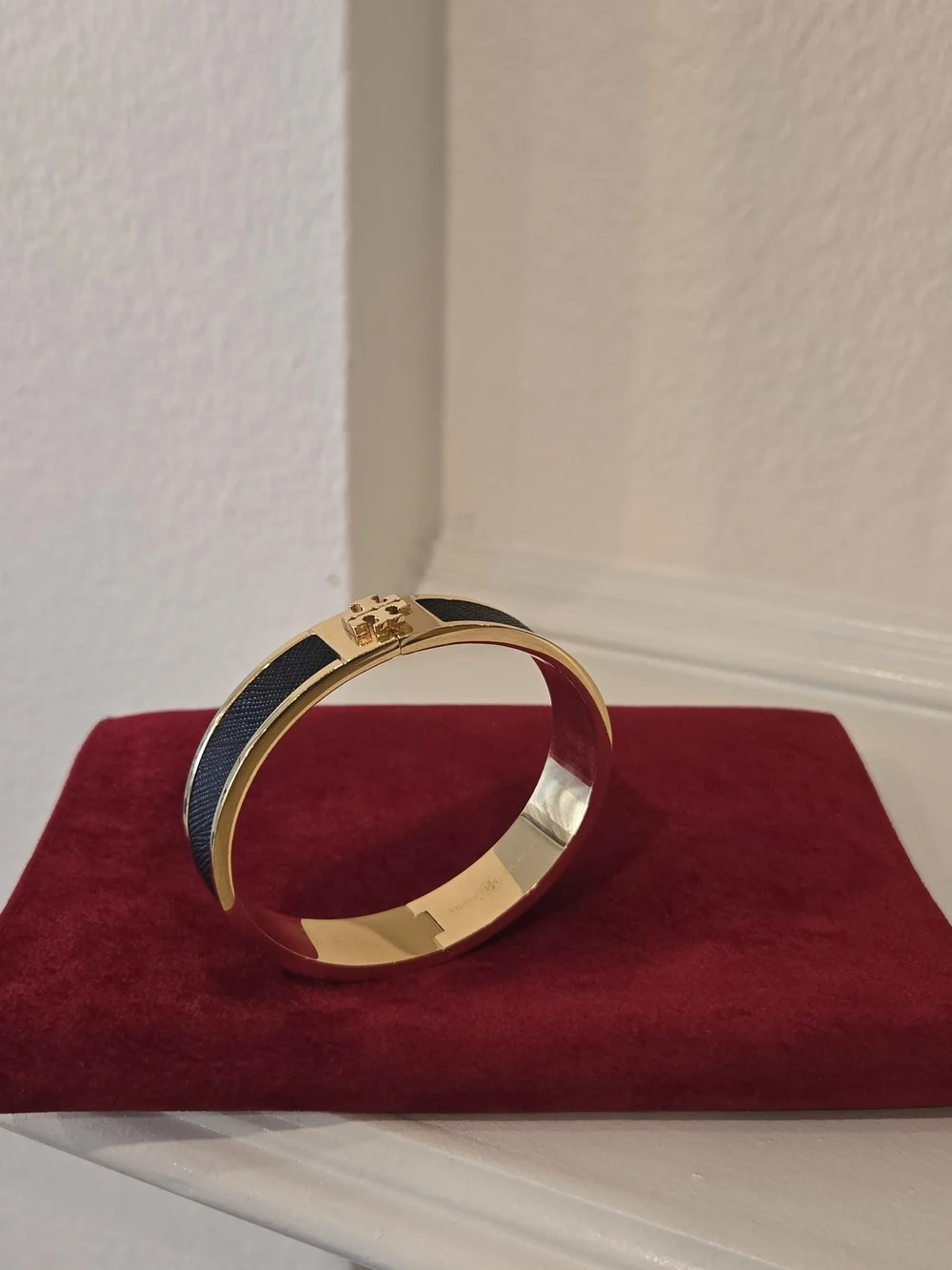 Brand New Black Tory Burch Kira Enamel Medium Hinged Bangle Bracelet with logo